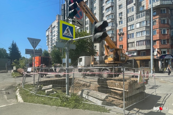 Работы идут в районе перекрестка улиц 1-й Красноармейской и 25 Октября Работы идут в районе перекрестка улиц 1-й Красноармейской и 25 Октября