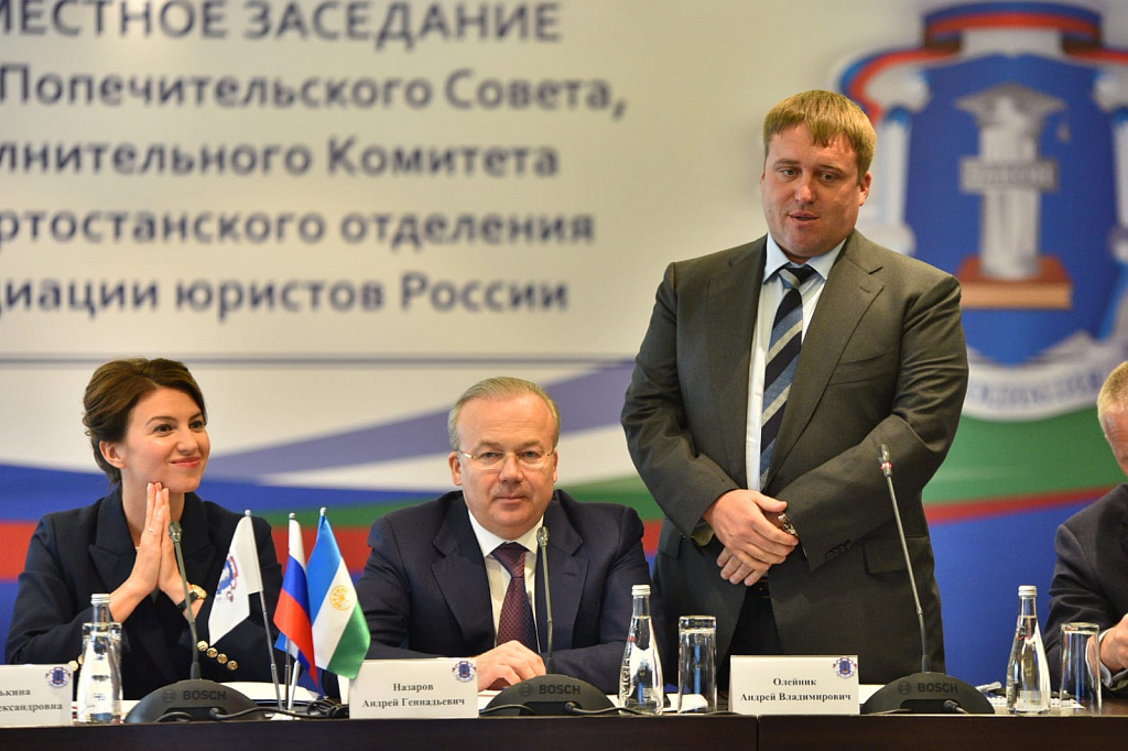 Андрей Назаров (по центру) и Олейник (справа) на заседании ассоциации юристов
