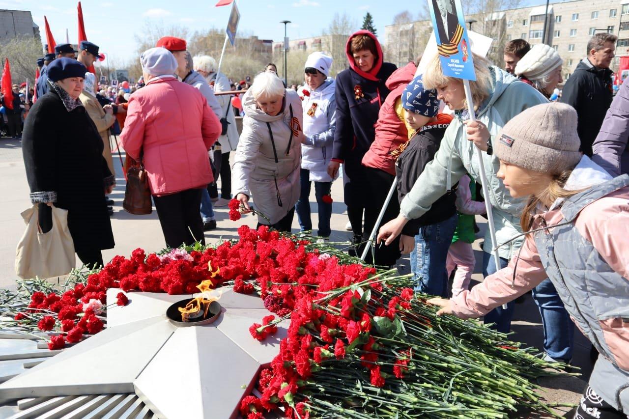 А к Вечному огню люди возложили цветы А к Вечному огню люди возложили цветы