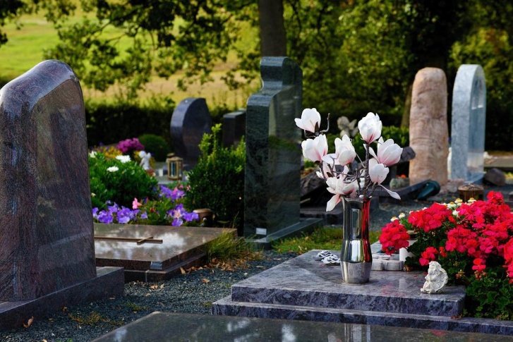Похоронное агентство поможет разрешить вопрос между погребением и кремацией