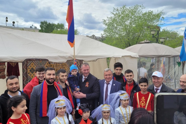 Александр Сапожников с представителями армянской диаспоры