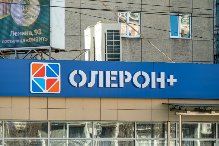 Региональный оператор вывозит мешки с мусором по графику — а это раз в неделю или реже. У «реже» нет верхней планки Региональный оператор вывозит мешки с мусором по графику — а это раз в неделю или реже. У «реже» нет верхней планки