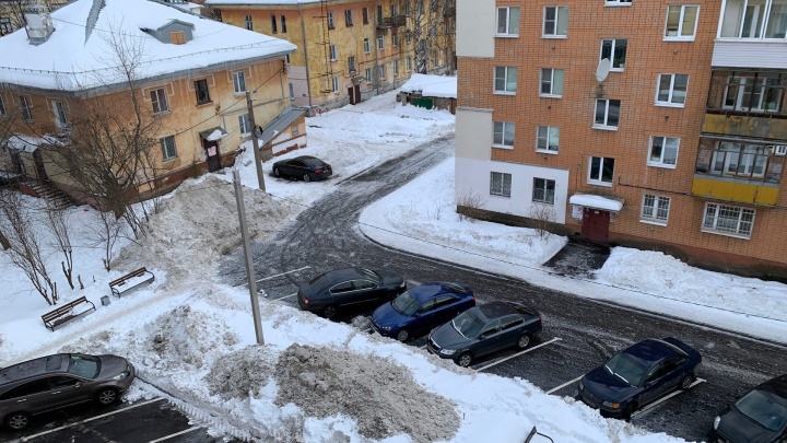 Остальное за ваш счет: в Ярославле коммунальщики завалили дворы грязным снегом с дорог