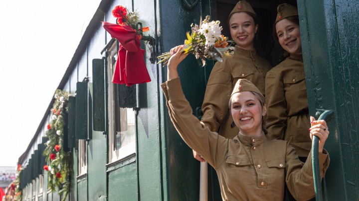 На вокзал Новосибирск-Главный прибыл ретропоезд «Эшелон Победы» — 10 фото с символической встречи воинов