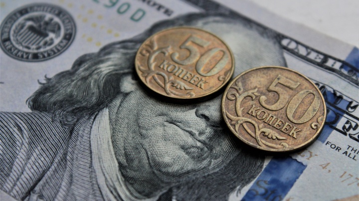 Курс доллара обвалился ниже 55 рублей — почему это случилось и что делать с валютой тюменцам