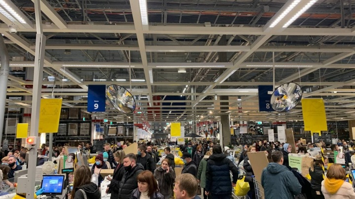 Очередь от складов до кассы, родители с колясками: что творится в IKEA в Уфе за день до закрытия