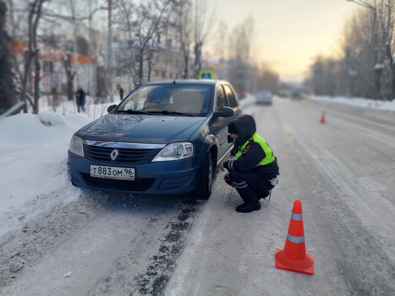 В Свердловской области водитель Renault сбил 17-летнюю девушку на пешеходном переходе. Ее увезли в больницу