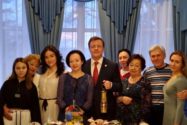 Слева от Дмитрия Азарова — его супруга Элина, слева от нее — одна из дочерей губернатора, рядом с ней — мама самарского губернатора