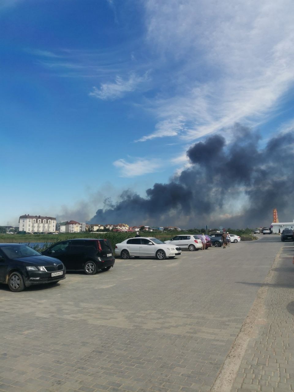 С аэродрома поднимались клубы дыма С аэродрома поднимались клубы дыма