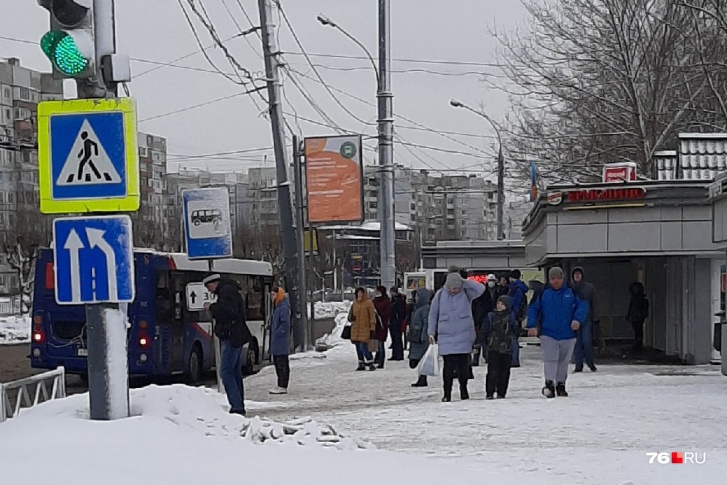 В Ярославле на остановке «Улица Волгоградская» пьяная мать стояла на морозе с двумя детьми