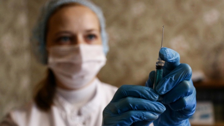 Детей в России начнут прививать от коронавируса в декабре