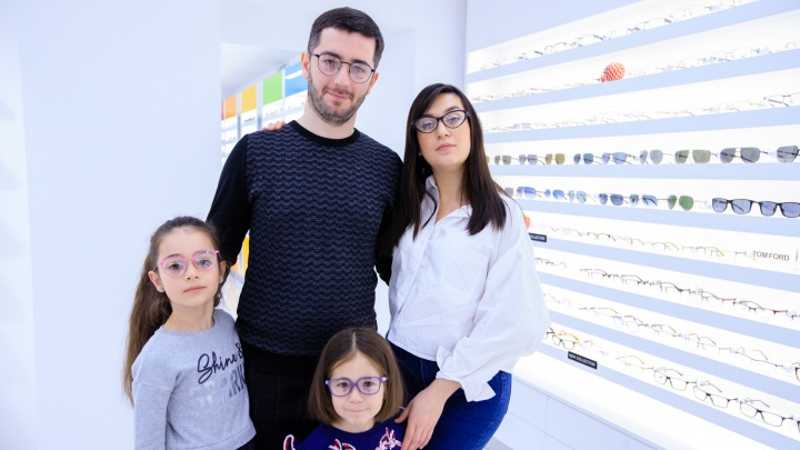 «Такого я ни разу не видел»: как семья проверяла зрение и выбирала очки в первом гипермаркете оптики