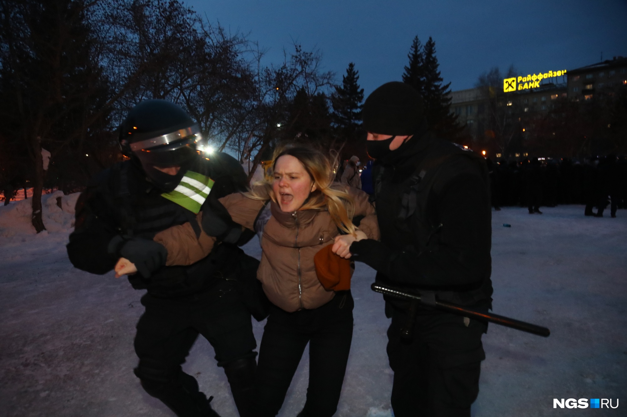 Около 20 человек задержано на антивоенной акции в центре Новосибирска