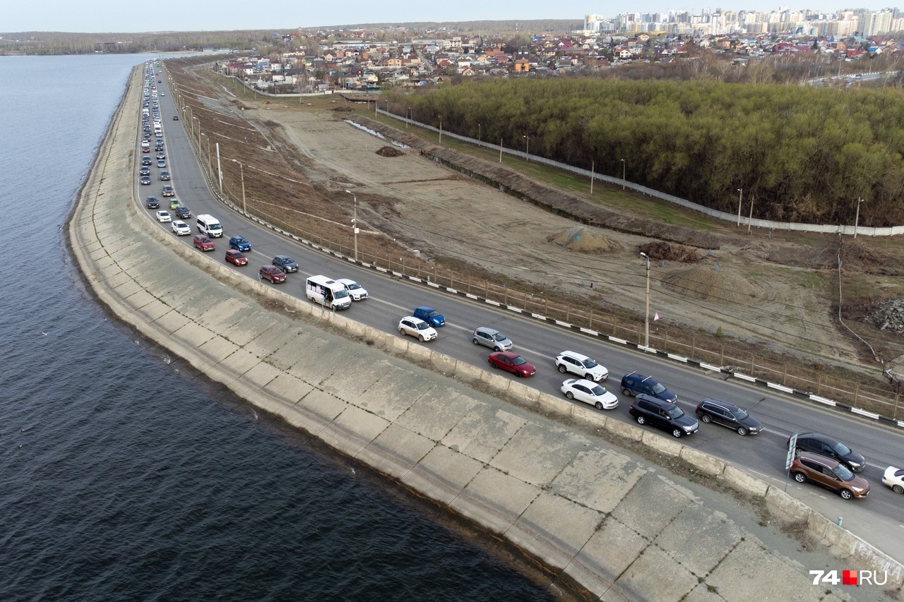 Дорогу на плотине планируется отремонтировать, а пробку на ней — убрать за счет расширения Худякова