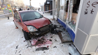 Число жертв ДТП на остановке в Челябинске выросло до двух