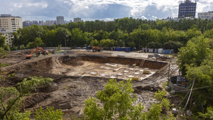 Уже готов фундамент: как идет строительство школы, которую Екатеринбургу обещали годами