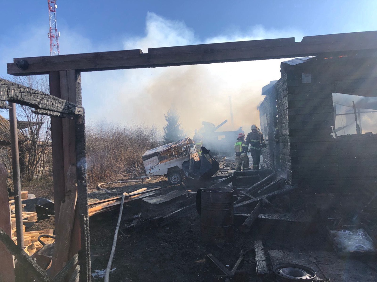 «Приехала — были уже руины»: в Белоярском всем миром помогают семье, оставшейся без дома из-за пожара