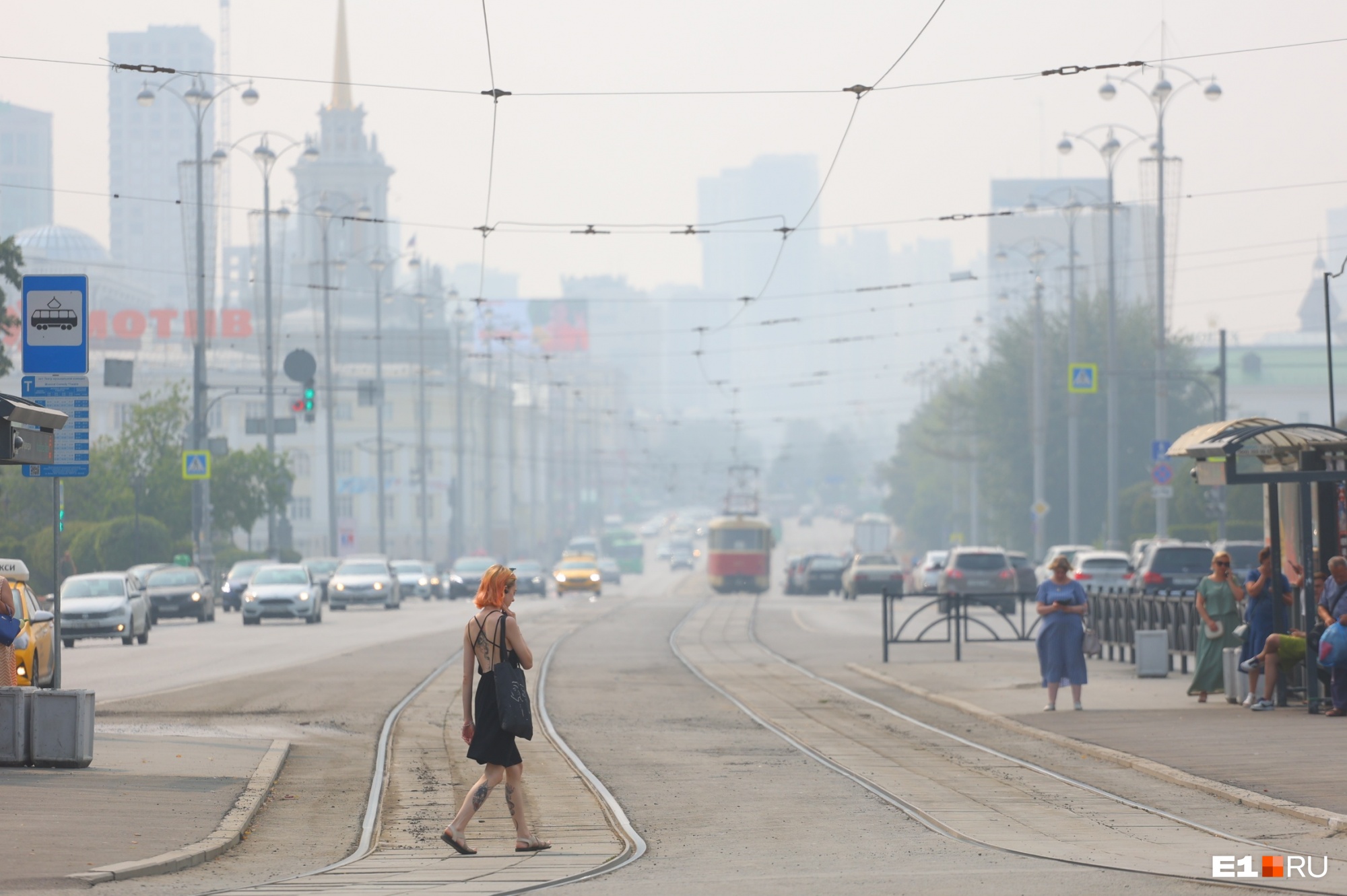 Лучше не дышать: фоторепортаж из Екатеринбурга, который плотно окутал едкий смог