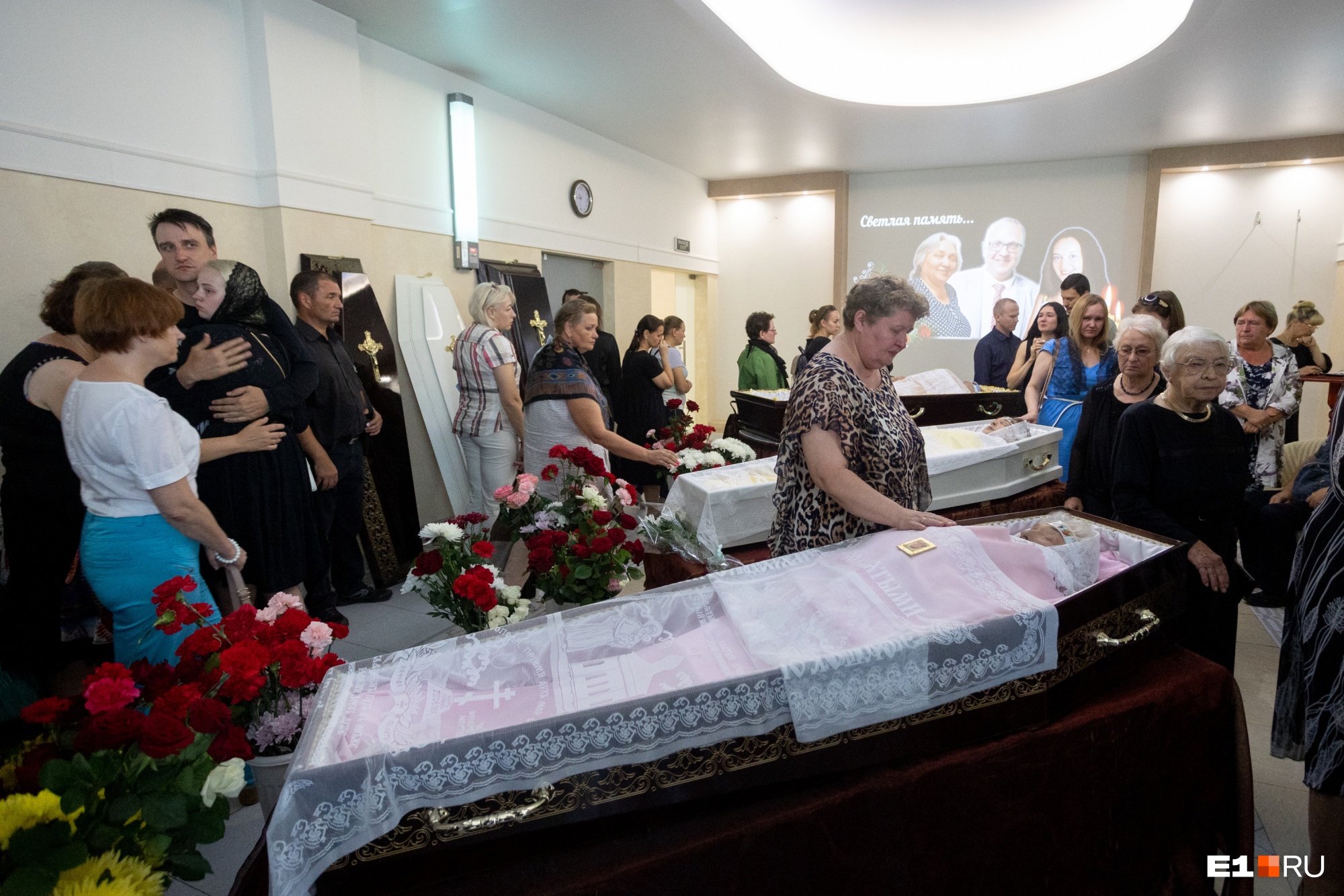 Прощание с ольгой. Похороны детей в Екатеринбурге.