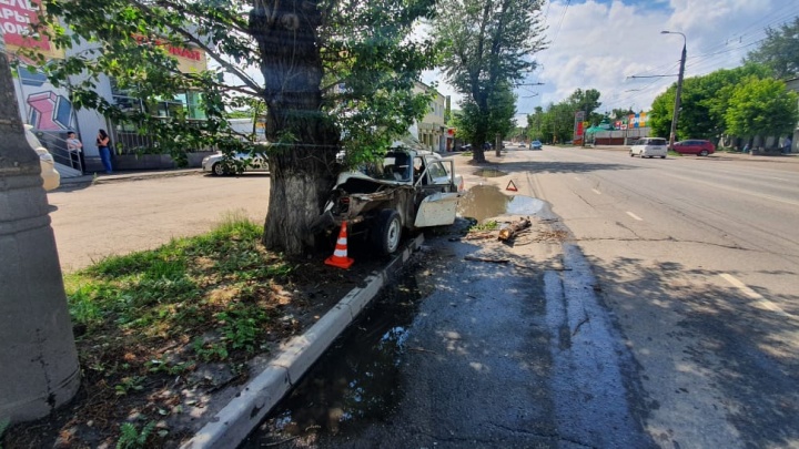 «Волга» слетела с дороги и врезалась в дерево на улице Рабочего Штаба в Иркутске