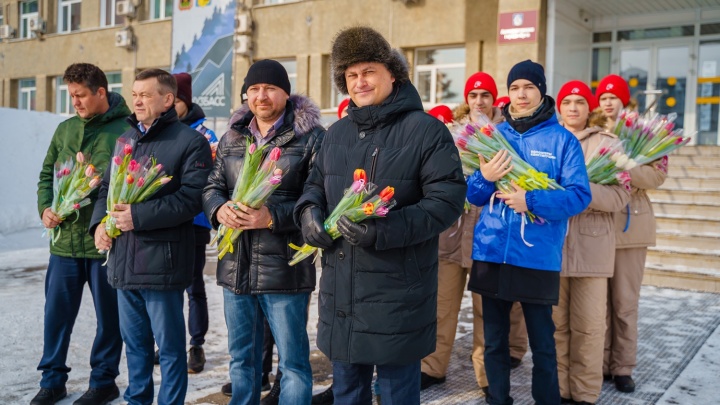 Кузбасские мэры подарили прохожим женщинам цветы