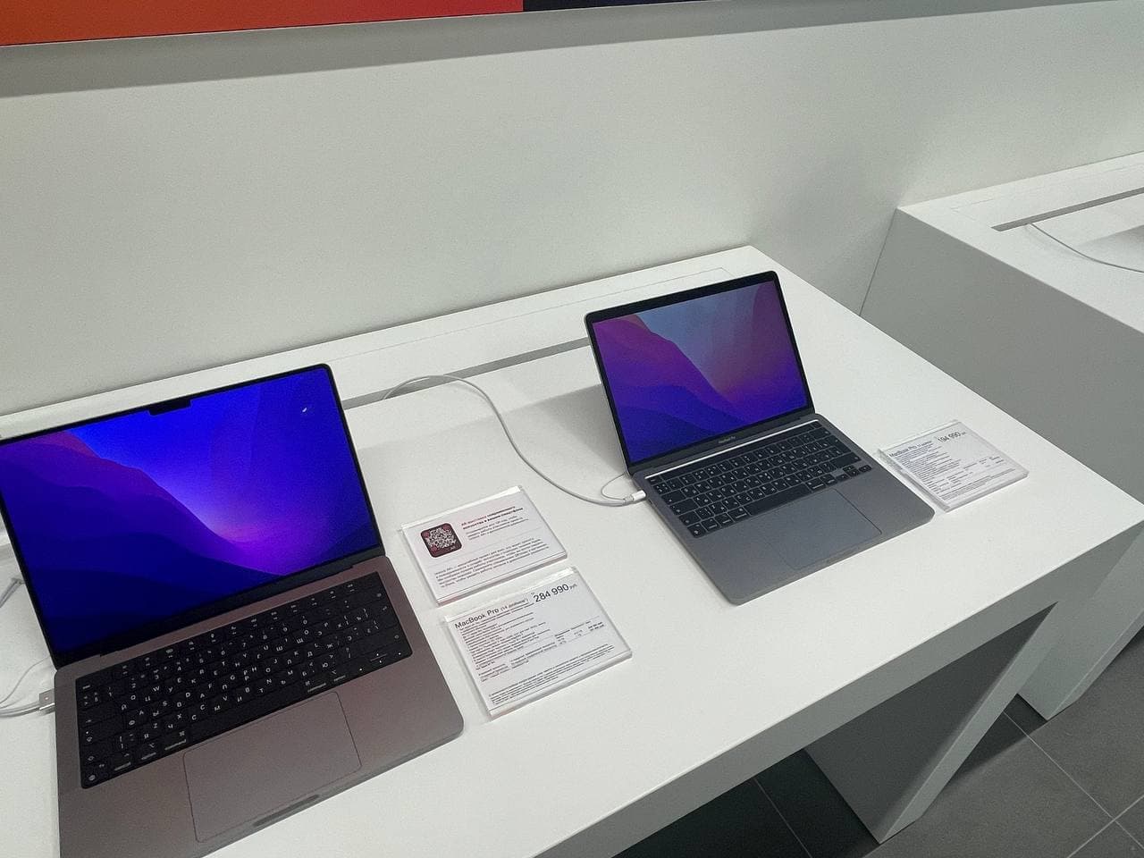 Есть в продаже MacBook Pro. В зависимости от комплектации цена может превышать 500 тысяч рублей