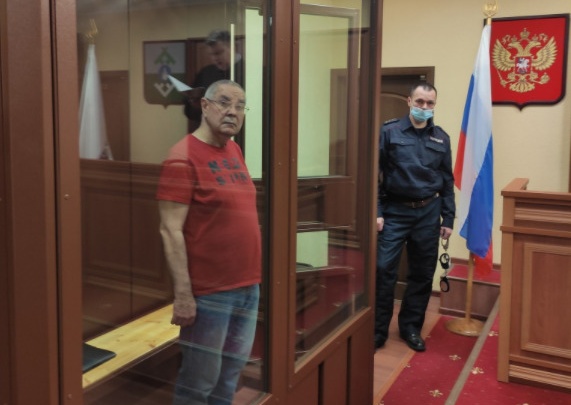 Отец сторонника Навального, ожидавший суда в Архангельске, получил условный срок