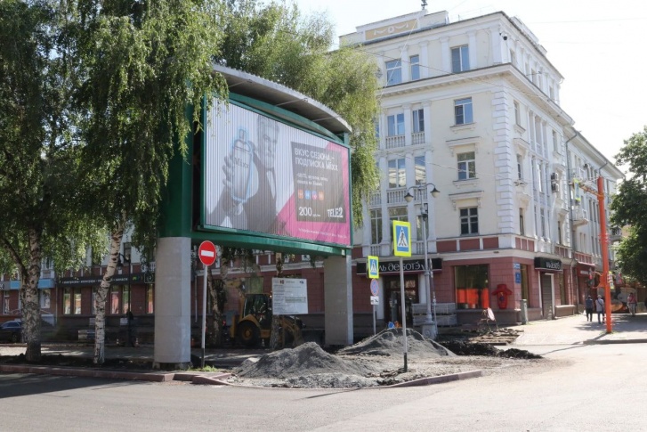 Баннер провисел на главной улице города не один десяток лет Баннер провисел на главной улице города не один десяток лет