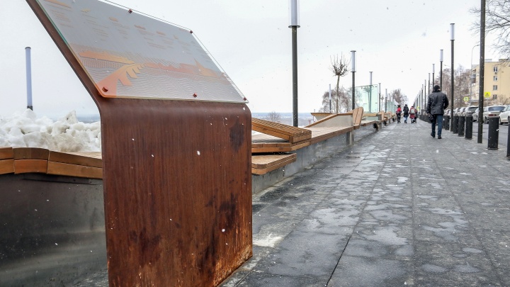 Указатели на набережной Федоровского в Нижнем Новгороде не пережили зиму. Смотрим ржавый фоторепортаж