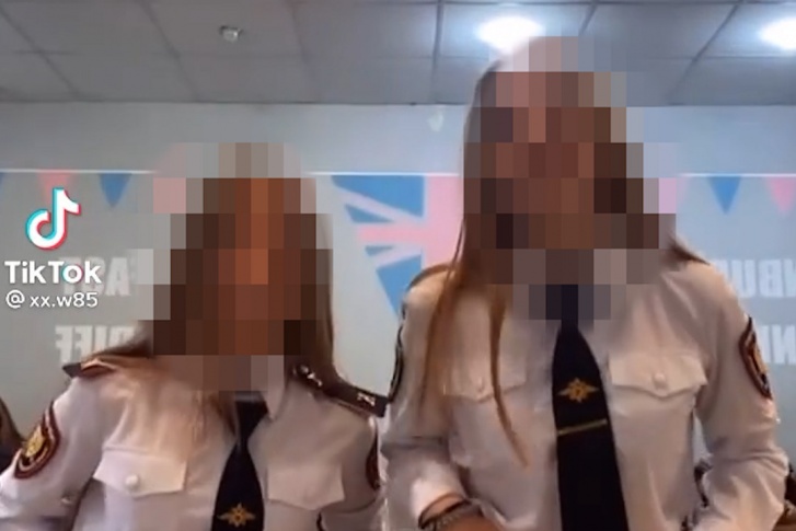 На видео в соцсетях студентки в форме с радостью отплясывают под тюремный шансон