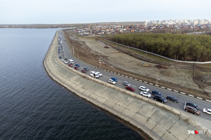 Проезжая часть на плотине Шершневского водохранилища испытывает большую нагрузку из-за оживленного трафика Проезжая часть на плотине Шершневского водохранилища испытывает большую нагрузку из-за оживленного трафика
