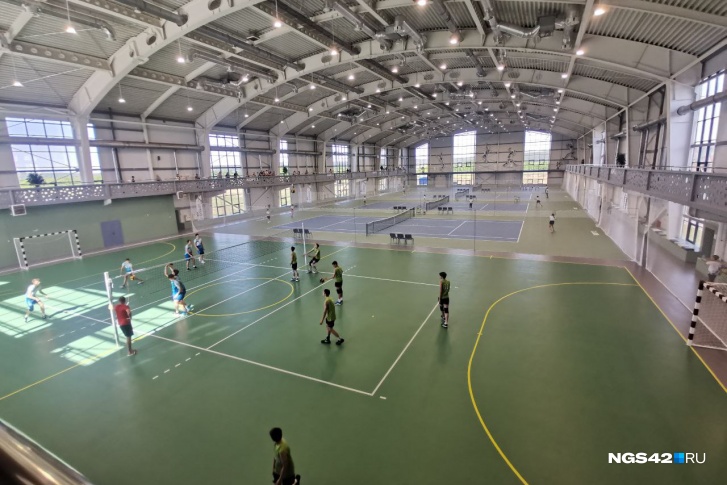 Площадь спорткомплекса — почти 8 тысяч квадратных метров Площадь спорткомплекса — почти 8 тысяч квадратных метров