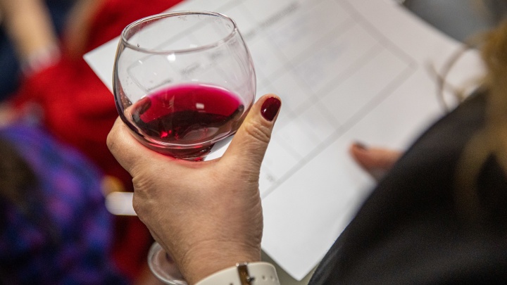 «Пахнет свёклой»: пробуем вслепую молодое вино 2021 года, которое стоит от 350 до 1100 рублей