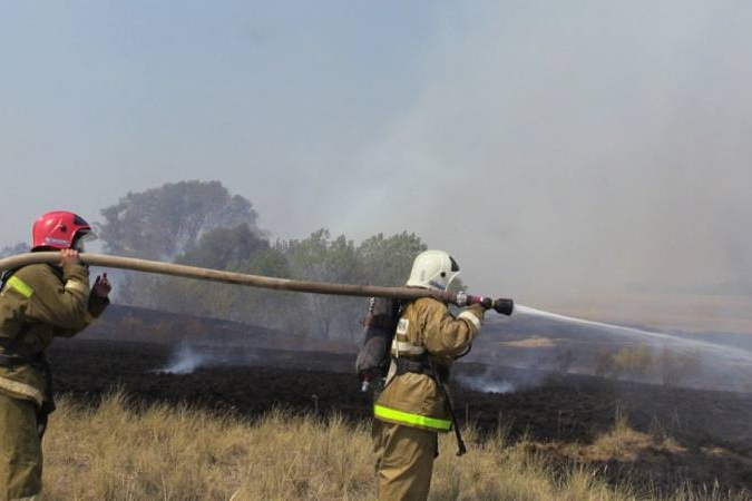 Пожарные отбивают населенный пункт от распространения огня