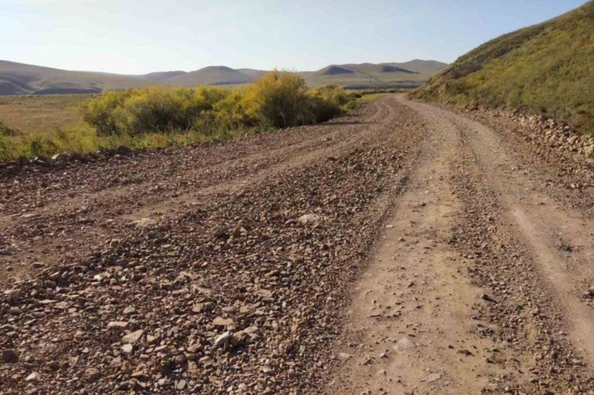 Дорогу в районе Забайкалья отсыпали острыми камнями