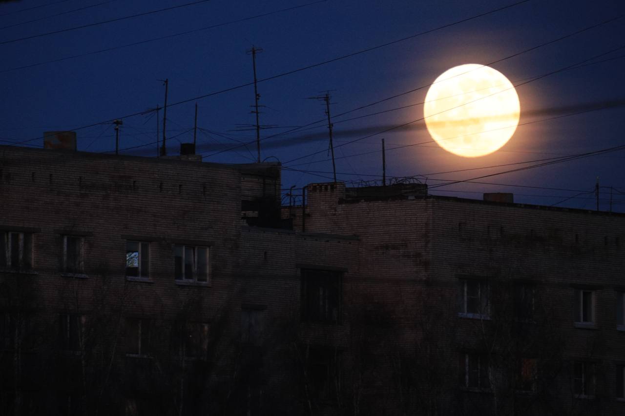 Луна спб 2024. Луна в СПБ. Большая Луна СПБ. Луна над Петербургом. Огромная Луна над Питером.