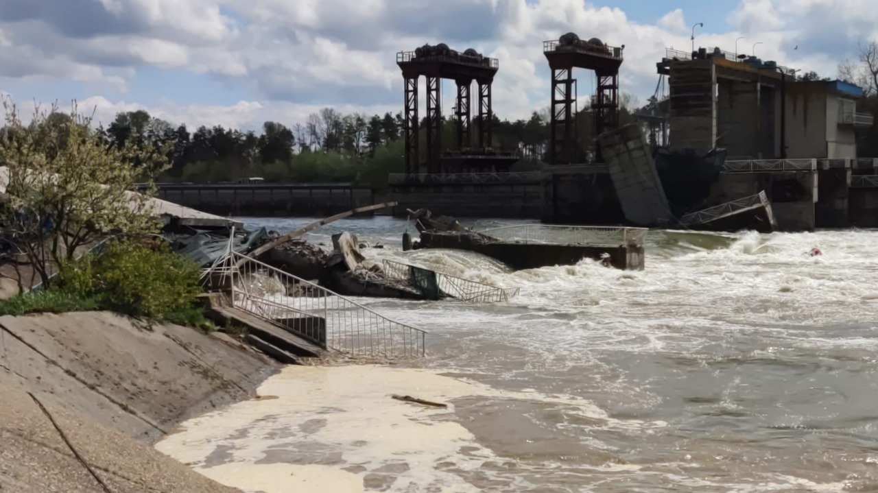 В МЧС сообщили, что повредилось пять пролетов автодороги, находящейся на территории Федоровского гидроузла