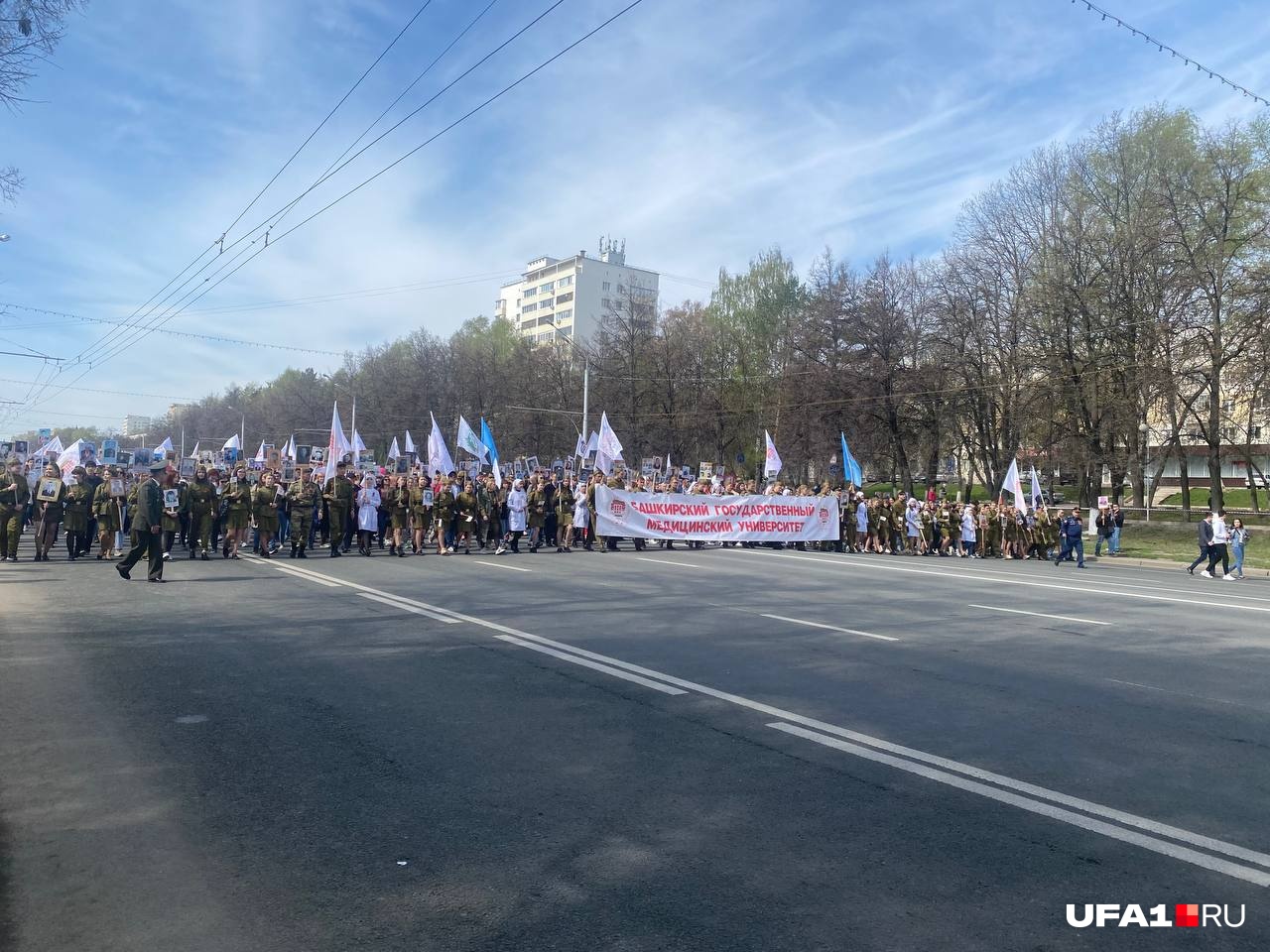 По оценкам властей, в этом году в шествии в Уфе участвует примерно 150 тысяч человек По оценкам властей, в этом году в шествии в Уфе участвует примерно 150 тысяч человек