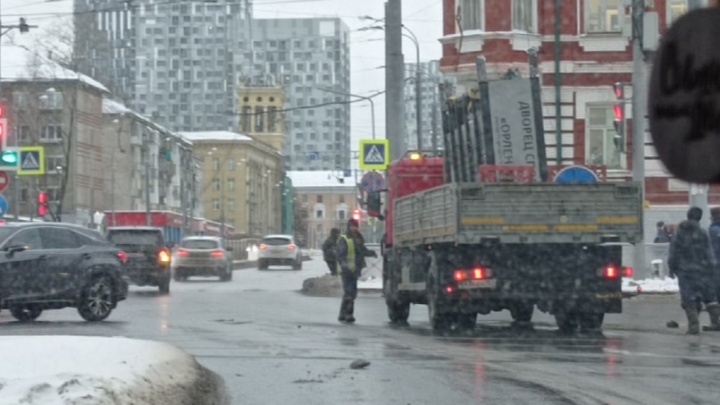 В Перми из-за грузовика, задевшего контактную сеть, временно изменили маршрут трамваи