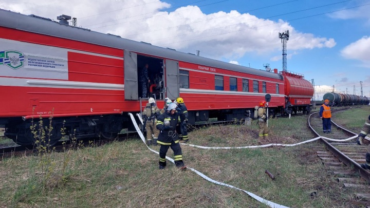 На тушение сильного огня в промзоне в Дзержинске прибыл пожарный поезд