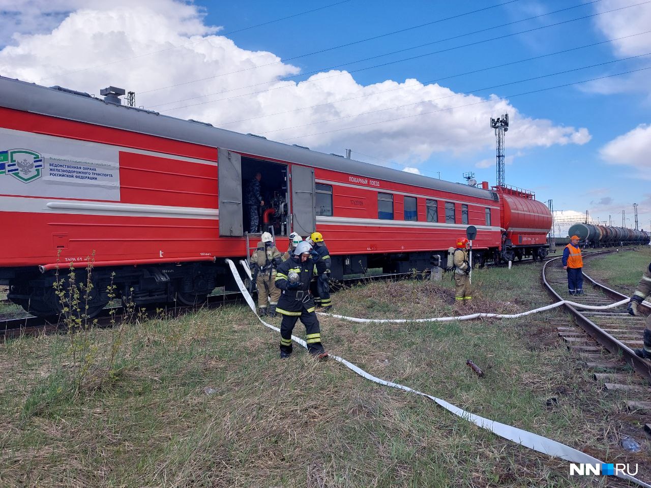 На тушение сильного огня в промзоне в Дзержинске прибыл пожарный поезд