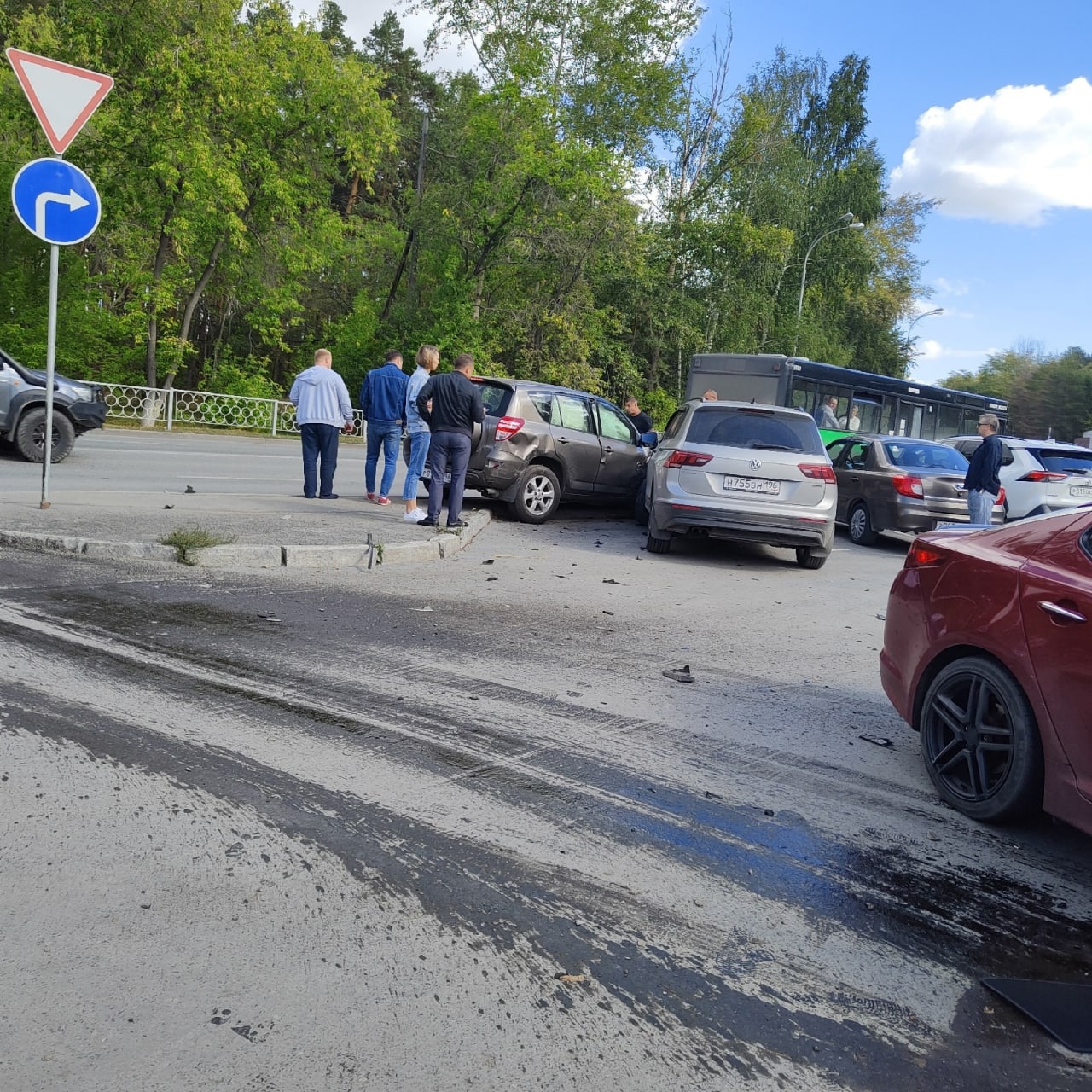 Водитель Toyota RAV4 устроил массовую аварию перед кладбищем в Екатеринбурге
