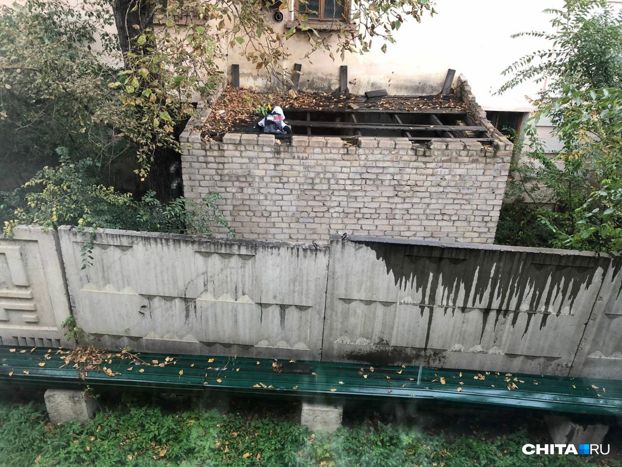Подростки и бомжи громят заброшенное здание в Чите