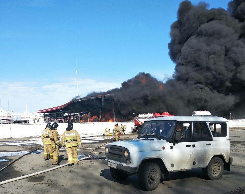 Семь загоревшихся бензовозов: фоторепортаж с пожара на нефтебазе в Кстовском районе