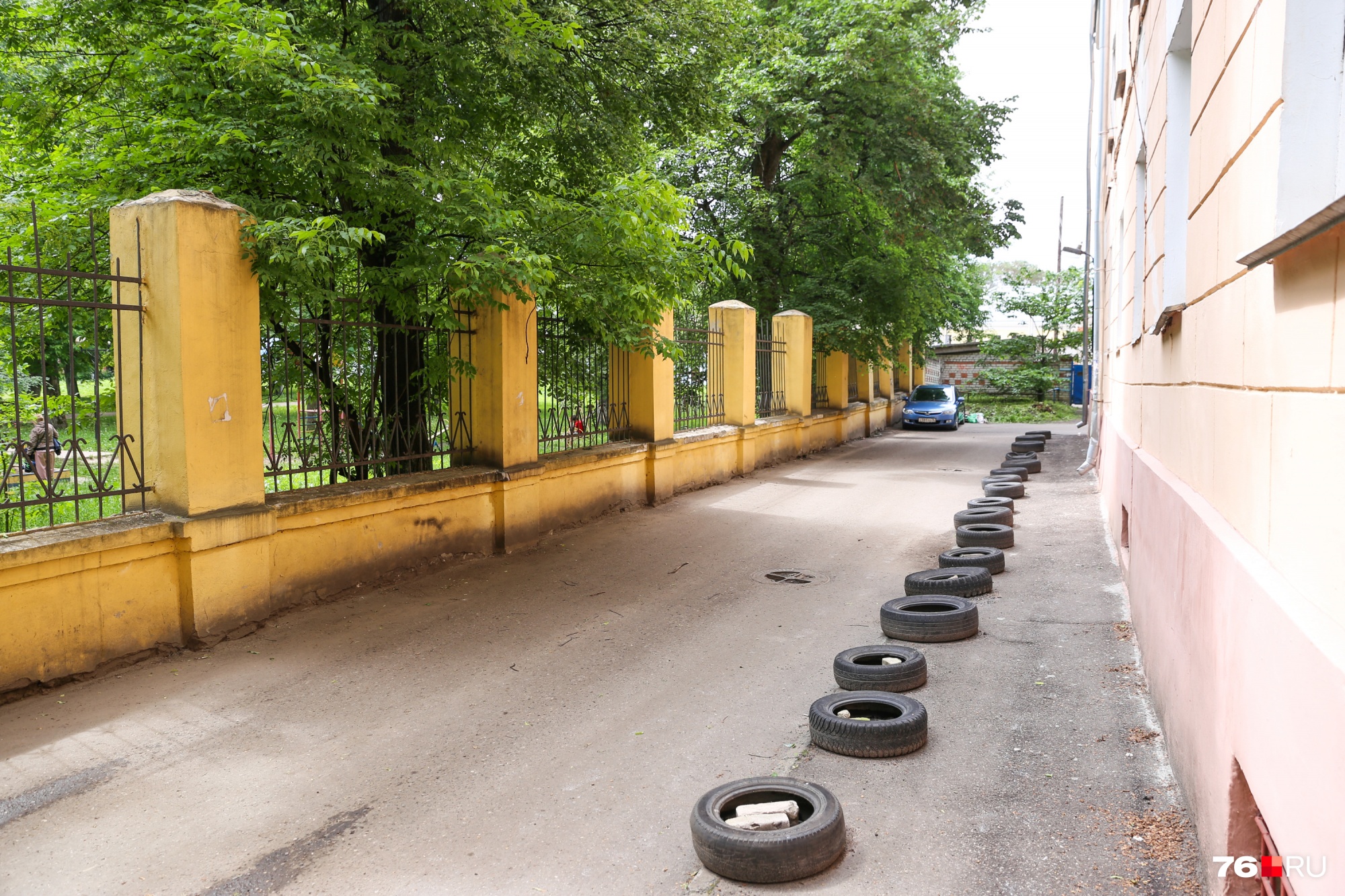 За поворотом неожиданно нас встречает целый ряд автопокрышек За поворотом неожиданно нас встречает целый ряд автопокрышек