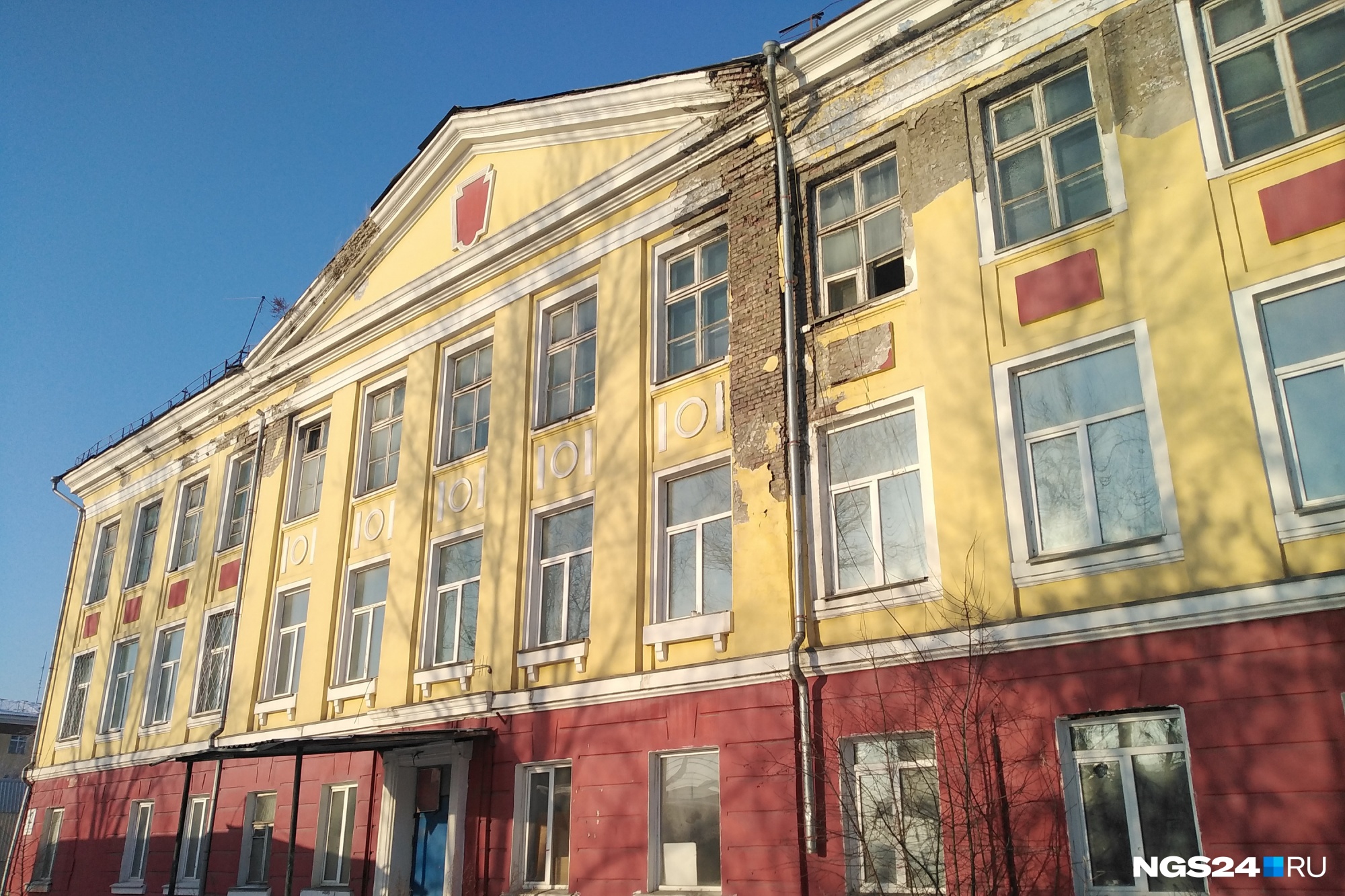 Состояние у постройки не самое лучшее Состояние у постройки не самое лучшее