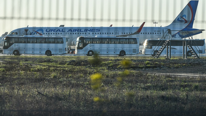 Самолет, летевший из Москвы в Сочи, экстренно сел в Астрахани. Рассказываем, что произошло