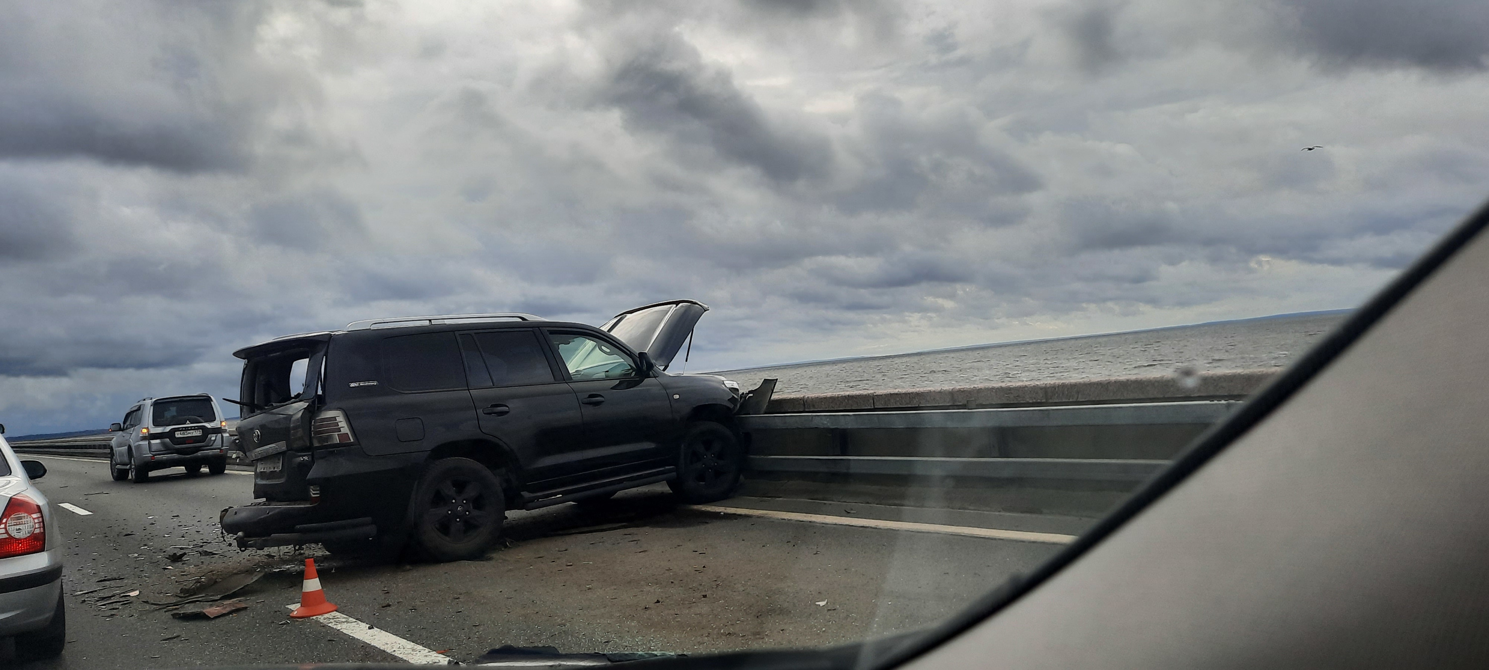 Дтп в кронштадте сегодня. Авария на дамбе Кронштадт. Авария на каде на дамбе. Транспортные происшествия в Кронштадте. ДТП на дамбе Кронштадт сегодня.