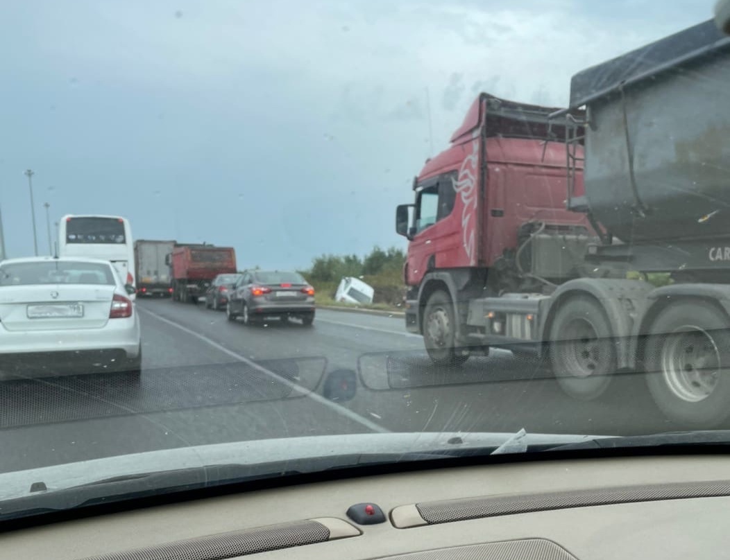 Водители Петербурга не могли то поделить дороги, то удержаться на них. В  Пушкине досталось цветам | 25.08.2022 | Санкт-Петербург - БезФормата