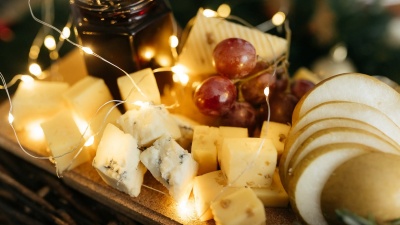 Шипящие коктейли, сыр с плесенью, белорусская колбаса и сочные манты: что приготовить на Новый год